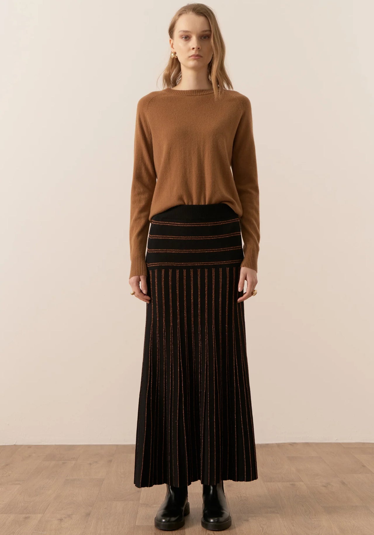 POL Clothing Gizelle Lurex Pleat Skirt | Black/Copper