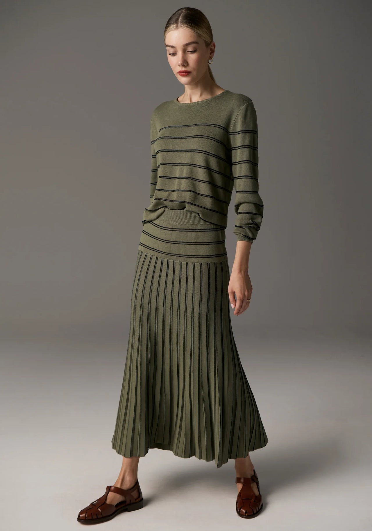 POL Clothing Gizelle Pleat Lurex Skirt | Sage / Ink